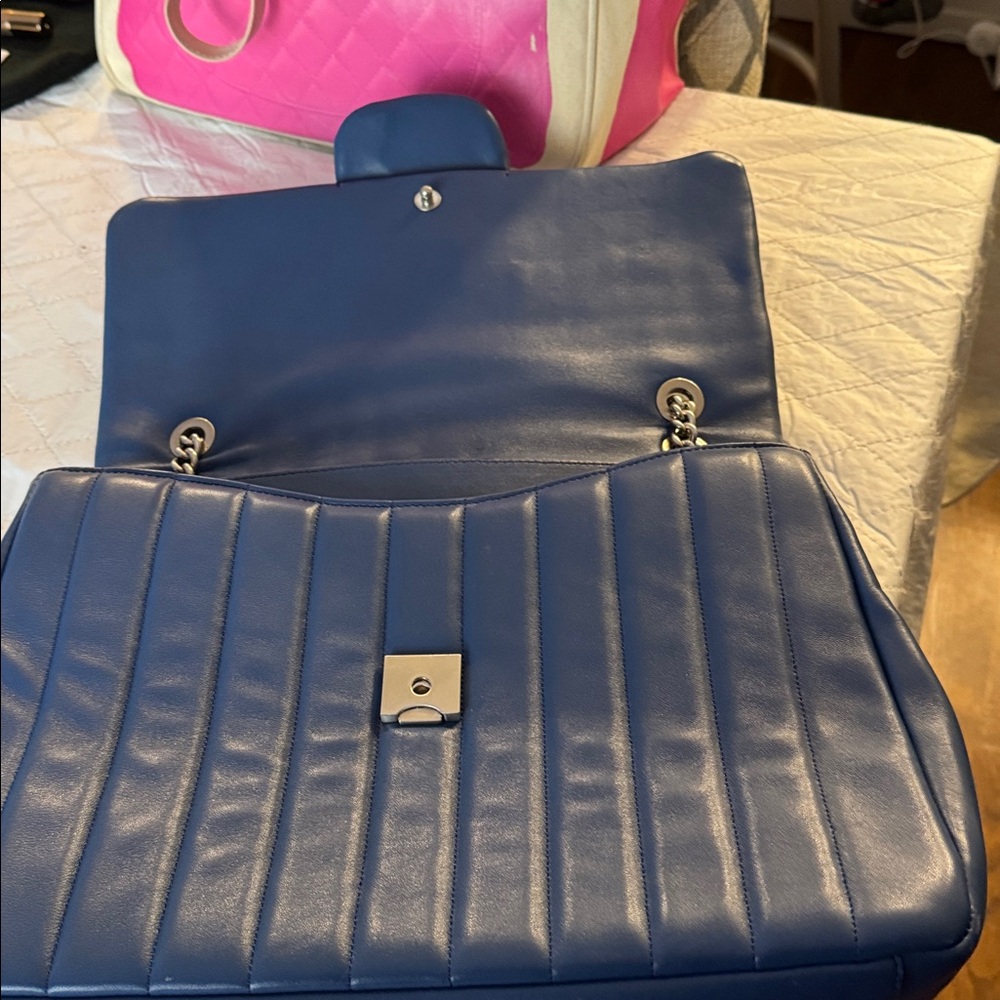 Henri Bendel 712 LARGE 5th Ave Exclusive - Picture 5 of 8